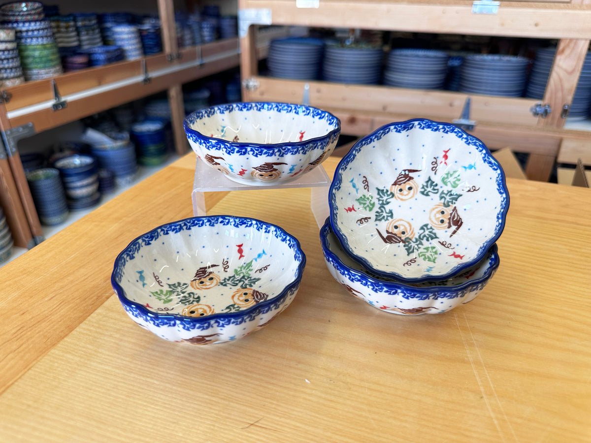 CLEARANCE Scalloped Side Bowl